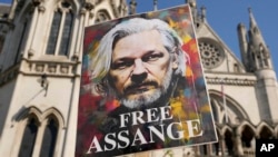 一些抗議者在倫敦高等法院外示威,要求釋放維基解密(WikiLeaks)創始人、現年52歲的朱利安·阿桑奇(Julian Assange)(美聯社)