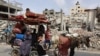 Una familia palestina se traslada con sus pertenencias a Beit Lahia, en el norte de la Franja de Gaza, el 19 de mayo de 2024, en medio del conflicto en curso entre Israel y el grupo militante Hamás.