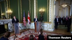 El secretario de Estado estadounidense, Mike Pompeo, y el Secretario de Estado para Relaciones Exteriores británico, Dominic Raab, en un encuentro con la prensa.