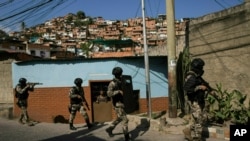 Miembros de la Fuerza de Acción de la Policía Nacional, o FAES, patrullan el barrio Antimano de Caracas. Enero 29 de 2019.