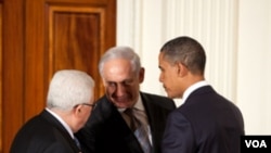 Presiden Obama berbicara dengan Presiden Mahmoud Abbas dan PM Benjamin Netanyahu di Gedung Putih (1 September 2010).
