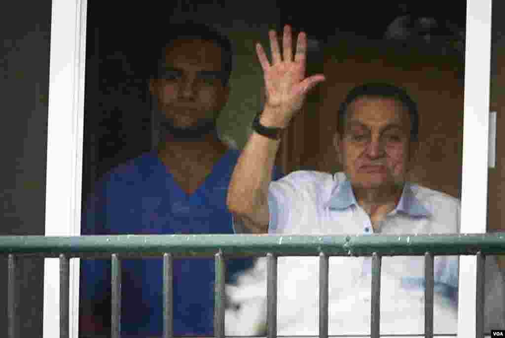 Mubarak waves at his supporters from a window at Maadi Military hospital on Egypt's national day in 2015. (Photo: Hamada Elrasam / VOA)
