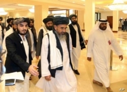 En esta foto del 12 de septiembre de 2020, una delegación talibán llega para asistir a la sesión inaugural de las conversaciones de paz entre el gobierno afgano y los talibanes en Doha, Qatar.