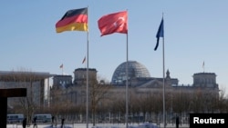 Bendera Jerman dan Turki berkibar di luar kantor Kanselir di Berlin, Jerman, 22 Januari 2016. (Foto: dok)