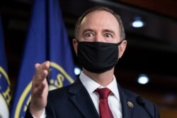 En esta foto de archivo del 30 de junio de 2020, el representante Adam Schiff, demócrata por California y presidente del Comité de Inteligencia de la Cámara de Representantes, habla durante una conferencia de prensa en el Capitolio.