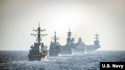 Grupo de barcos de la Marina de EE.UU. navegan por el Mar de la China Meridional el 15 de marzo de 2020.