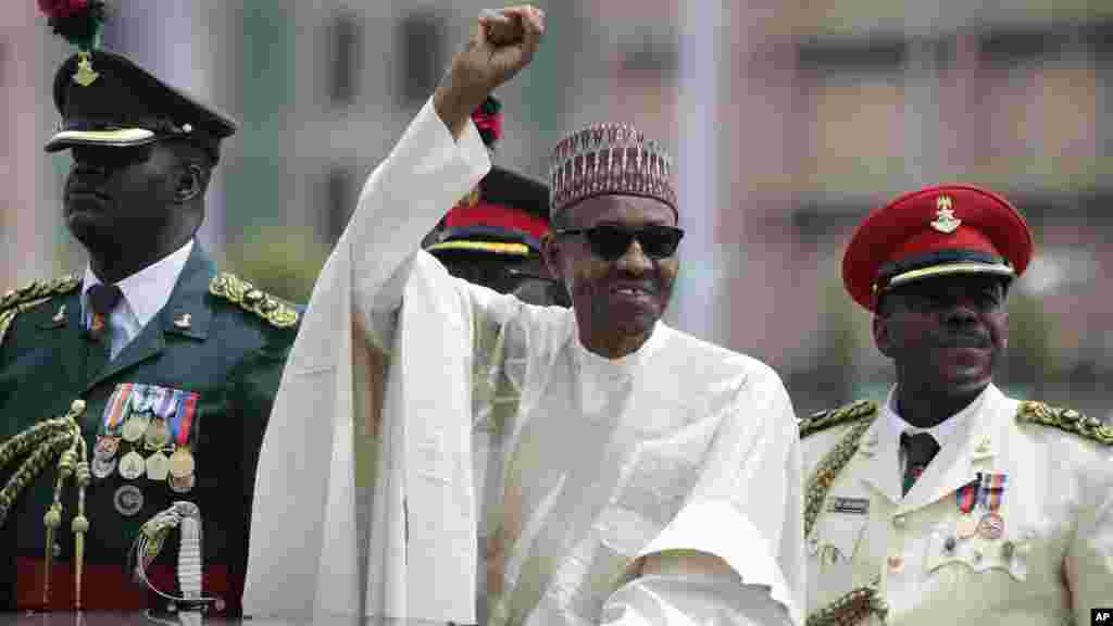 Muhammadu Buhari yana zaga dandali cikin mota tare da manyan jami'an tsaron kasa domin gaida jama'a da kuma sojojin da suka yi faretin karrama sabon babban kwamandan nasu.
