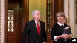 El líder de la mayoría del Senado de EE.UUI., Mitch McConnell, republicano por Kentucky, sale de la Cámara después del inicio del juicio político al presidente Donald Trump. Enero 21 de 2020. AP/J. Scott Applewhite.