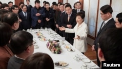 Presiden Korea Selatan Park Geun-hye berbicara kepada wartawan di Istana Presiden Rumah Biru di Seoul, 1 Januari 2017 (Foto: Presidential Blue House via Yonhap). 