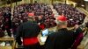 El cardenal canadiense, Thomas Christopher Collins saluda a los medios al finalizar la primera reunión en el Vaticano. Hay llegado en total 103 cardenales de los 115 que participarán en el Cónclave.