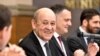 Le ministre français des Affaires étrangères Jean-Yves Le Drian assiste à une réunion avec son homologue algérien à Alger le 12 mars 2020.