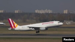 រូបភាព​ឯកសារ៖ យន្តហោះ​ធុន​ Airbus A320 របស់​ក្រុមហ៊ុន Germanwings​ ត្រូវ​បាន​ឃើញ​នៅ​ឯ​ព្រលាន​យន្តហោះ​ កាល​ពី​ថ្ងៃ​ទី​២៩ ​ខែ​មីនា ឆ្នាំ​២០១៤។