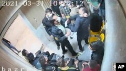 En este fotograma tomado de un vídeo compartido con AP por 'El juez de Ali', un guardia golpea a un prisionero en la prisión de Evin en Teherán.