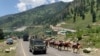 Tentara India di Gangangeer, timur laut Srinagar, Kashmir yang dikuasai India, Kamis, 18 Juni 2020.