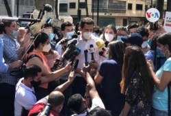 El presidente interino de Venezuela, Juan Guaidó, habla con la prensa sobre la consulta popular. Caracas, 12 de diciembre de 2020. Foto: Álvaro Algarra/VOA.