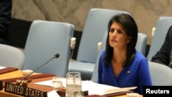 Duta Besar AS untuk PBB Nikki Haley saat menghadiri pertemuan di Dewan Keamanan PBB di markas besar PBB di New York, April 5, 2017. (reuters)