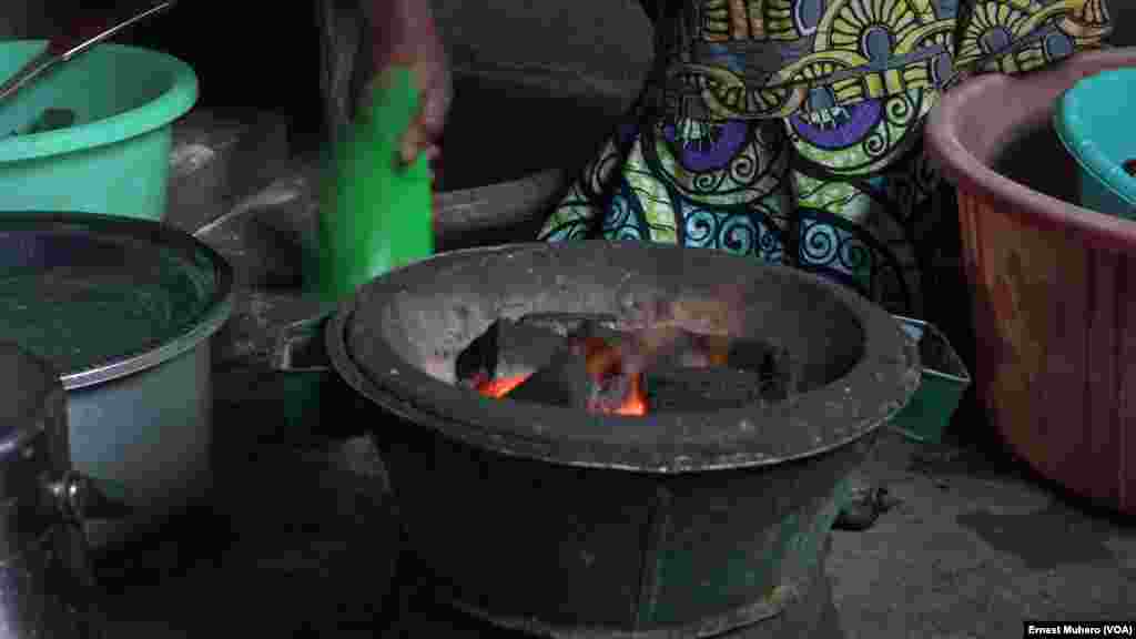 Les briquettes utilisées déjà dans certains ménages à Bukavu pour la cuisson, à Bukavu, en RDC, le 30 mai 2018. (VOA/Ernest Muhero)