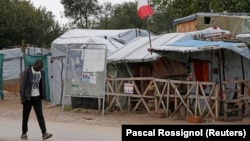 Migrant marchant dans la Jungle de Calais, en France, le 26 septembre 2016.