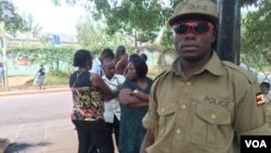 Para petugas Pemilu menunggu kedatangan para pemilih di sebuah TPS di Mulago, Kampala, Uganda (18/2).
