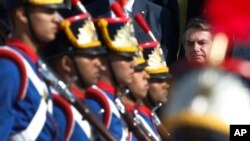 El presidente Jair Bolsonaro anunció su decisión de retirar a todos los diplomáticos en su misión diplomática en Venezuela, al tiempo que le pidió Venezuela retire a los suyos de Brasil. 