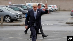 Perdana Inggris Boris Johnson mengunjungi sebuah rumah sakit di Boston, timur laut Inggris, 5 Agustus 2019. 