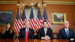 Presiden terpilih AS, Donald Trump, didampingi istrinya, Melania dan Wapres terpilih Mike Pence, dan Paul Ryan di Gedung Capitol, Washington D.C, 10 November 2016 (AP Photo/Alex Brandon)