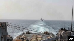 ARCHIVO - En esta imagen proporcionada por la Marina de Estados Unidos, los buques de asalto anfibio USS Carter Hall y USS Bataan navegan por el estrecho de Bab al-Mandeb, el 9 de agosto de 2023