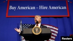 Prezident Donald Tramp "Amerika mahsulotini sotib ol, amerikaliklarni ishga yolla" shiori ostida nutq so'zlamoqda. Kenosha, Viskonsin, 18-aprel, 2017.