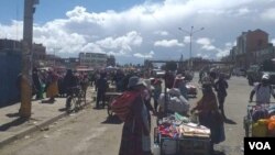 Profesionales de la salud denunciaron que el pasado 30 de abril fueron atacados los buses en que se trasladaban en La Paz, por personas que exigen el cese de la cuarentena obligatoria por la COVID-19. [Foto: Yuvinka Gonzalvez Avilés,VOA].