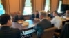 Specijalni savetnik predsednika SAD za dijalog Srbije i Kosova Ričard Grenel dočekuje predsednika Srbije Aleksandra Vučića ispred Bele kuće, pred sastanak sa premijerom Kosova Avdulahom Hotijem, u Vašingtonu, 3. septembra 2020. (Foto: Tviter nalog Saveta za nacionalnu bezbednost 