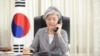강경화 한국 외교부 장관이 지난달 21일 서울 외교부 청사에서 기시다 후미오 일본 외무상과 통화하고 있다. (자료사진)
