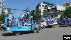 ក្បួន​ដង្ហែរ​របស់​គណបក្ស​ប្រជាជន​កម្ពុជា ជួប​ប្រទះ​គ្នា​នឹង​ក្បួន​ដង្ហែរ​របស់​គណបក្ស​សង្គ្រោះ​ជាតិ​នៅ​ត្រង់​ផ្លូវ​បែក​ជា​បួន​មួយ​ក្នុង​រាជធានី​ភ្នំពេញ ក្នុង​អំឡុង​ពេល​ឃោសនា​រក​សម្លេង​ឆ្នោត​នៅ​ថ្ងៃ​ដំបូង។
