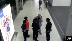 日本富士電視台提供的金正男遇害後向吉隆坡機場安全人員求助的視頻截圖(2017年2月13日)