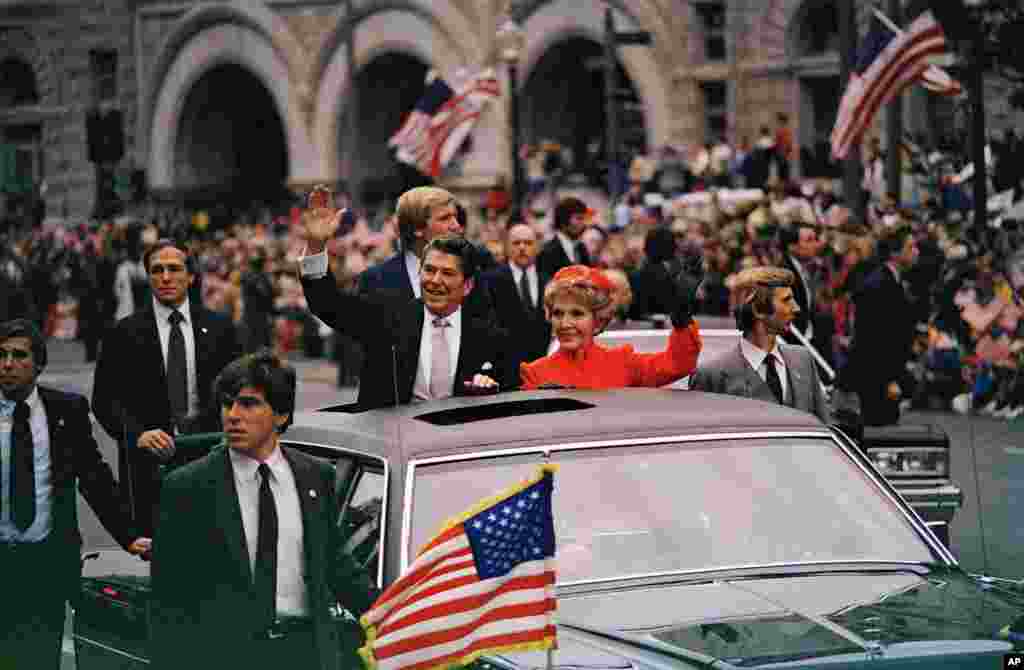 El presidente Ronald Reagan y la primera dama Nancy Reagan saludan desde su limusina durante el desfile inaugural en Washington, D.C., el 20 de enero de 1981, cuando se convirtió en el presidente número 40 de EE.UU.