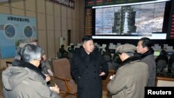 在這張朝中社12月15日公佈的照片裡﹐朝鮮最高領導人金正恩參觀一個衛星發射基地