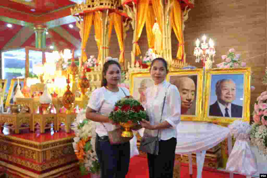ពលរដ្ឋខ្មែរដែលកំពុងធ្វើការនៅប្រទេសថៃ កំពុងថតរូបក្នុងពិធីបុណ្យភ្ជុំបិណ្ឌ នៅវត្តស៊ីសុដារ៉ាម ក្នុងទីក្រុងបាងកក នៅថ្ងៃទី២២ ខែកញ្ញា ឆ្នាំ២០១៩។ (កាន់ វិច្ឆិកា/VOA)