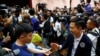 2019年11月25日，当地候选人林凯文（Kelvin Lam）在宣布赢得自己所在地区的地方议会选举后，在中国香港南地平线西区的一个投票站举行了庆祝活动。