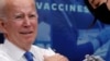 El presidente de EEUU, Joe Biden, en el momento de recibir una dosis de refuerzo de la vacuna contra el coronavirus, en el auditorio de la Casa Blanca, el 25 de octubre de 2022.