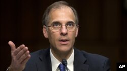 Mark Zandy da agência financeira Moody´s falando no Congresso americano
