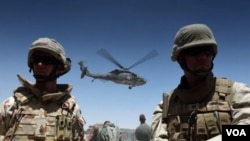 Sebuah helikopter berangkat dari kamp pasukan NATO di Afghanistan.