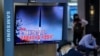 Sebuah program berita TV yang melaporkan peluncuran rudal Korea Utara terlihat di stasiun kereta api di Seoul, Korea Selatan, Rabu, 29 September 2021. (Foto: AP)