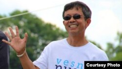 លោក នួន វាសនា ដែលជាពលរដ្ឋអាមេរិកាំងដើមកំណើតខ្មែរ បានក្លាយជាសមាជិកក្រុមប្រឹក្សាក្រុងឡូវែល ក្រោយពេលដែលលោកបានជាប់ឆ្នោតកាលពីឆ្នាំ២០១១។ (រូបថតដកស្រង់ពីហ្វេសប៊ុក)
