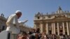 Trois victimes d'un prêtre pédophile chilien chez le pape