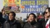 지난 1월 서울 용산구 전쟁기념관 앞에서 탈북단체 자유북한운동연합과 미국 인권단체인 HRF가 대북전단 기습 살포 관련 기자회견을 연 가운데, 박상학 대표(가운데)가 취재진 질문에 답하고 있다. (자료사진)