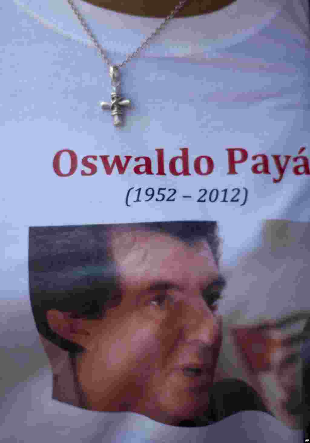 Oswaldo Payá pasó varias décadas de su vida oponiéndose públicamente al régimen comunista de los hermanos Castro, e impulsó el llamado "Proyecto Varela", que aboga por una cesión de mayores