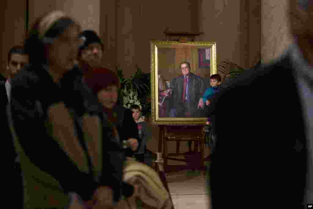 People line up to pay their respect to the late Justice Antonin Scalia in the Great Hall of the Supreme Court in Washington, where Scalia's body lies in repose, Feb.19, 2016.