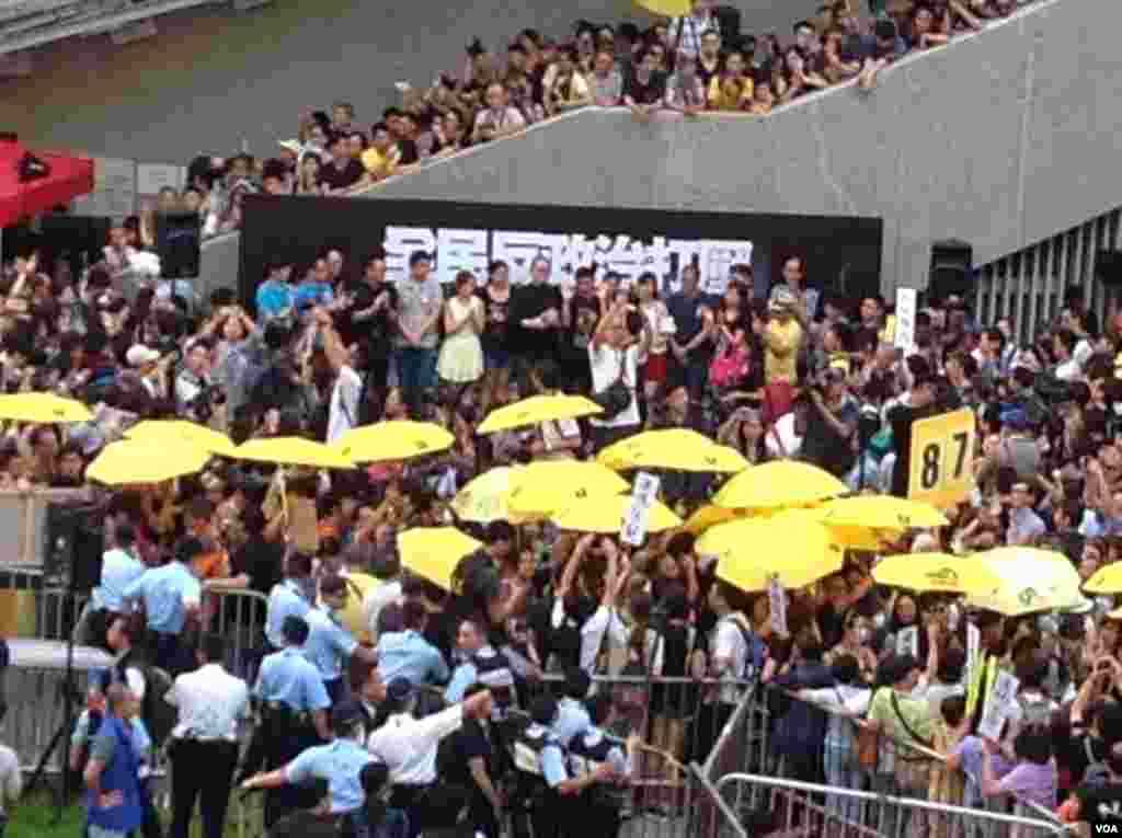 港人重返政总纪念雨伞运动一周年（美国之音海彦拍摄）