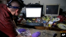 Arhiva, ilustracija - Agent američkog FBI-a pretražuje računar osumnjičenog internet pedofila.