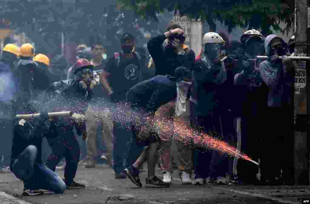 Manifestantes chocan con la policía antidisturbios en una nueva protesta contra el gobierno del presidente colombiano Iván Duque en Medellín.
