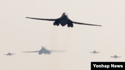 지난 9월 북한의 5차 핵실험에 대응해 출동한 미국의 장거리 전략폭격기 B-1B '랜서'가 13일 주한미군 오산공군기지 상공을 비행하고 있다.